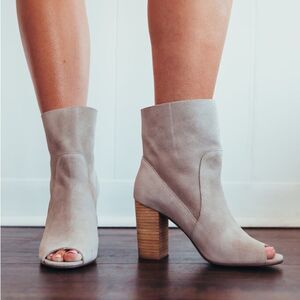Chinese Laundry Tom Girl Suede Peep Toe Bootie in Natural. Size 8.5.